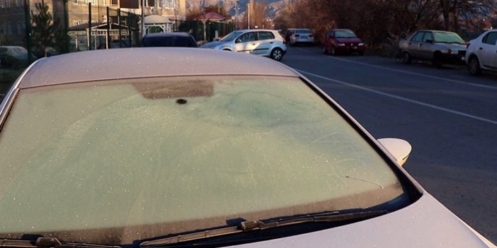 Araçların camları buz tuttu