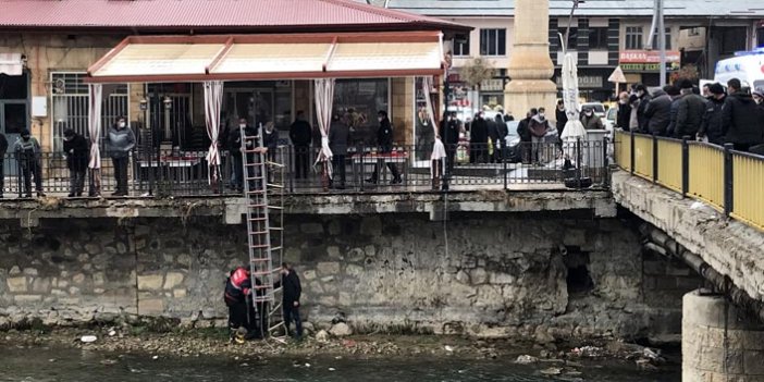 Bayburt'da vatandaş köprüden düştü! İtfaiye seferber oldu