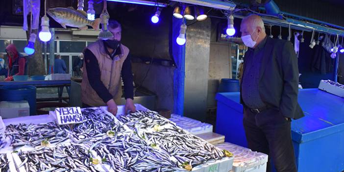 Trabzon'da dolu balık tezgahları vatandaşlardan ilgi gördü. 18 Aralık 2020
