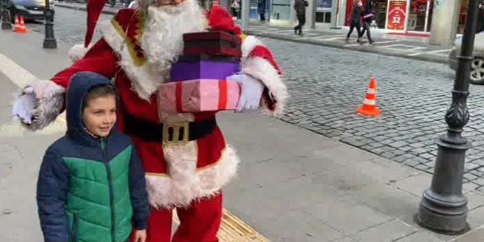 Maskeli Noel Babalar Trabzon sokaklarında