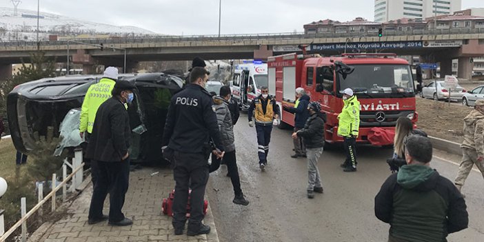 Bayburt - Trabzon yolunda otomobil devrildi