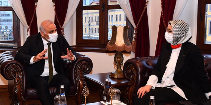 Genel Başkan Çam Büyükşehir Belediyesini ziyaret etti