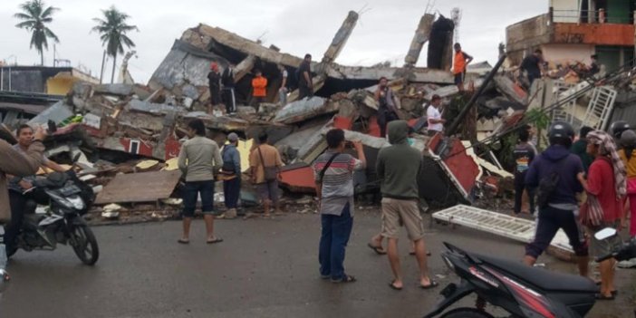 Endonezya’da 6,2 büyüklüğünde deprem: 8 ölü