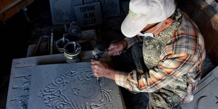 Trabzon'da taş oymacılığı ustası kendi mezar taşını da hazırladı