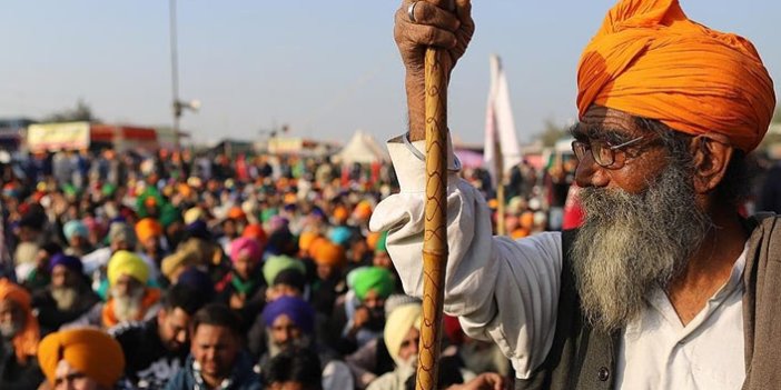 Hindistan'da protestocu çiftçiler kara yollarını trafiğe kapattı