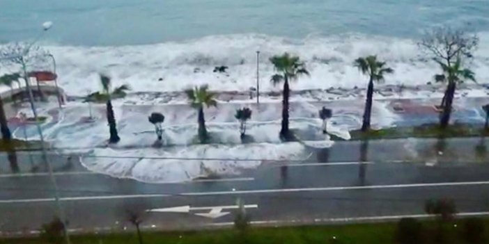 Dev dalgalar Karadeniz sahil yoluna ulaştı
