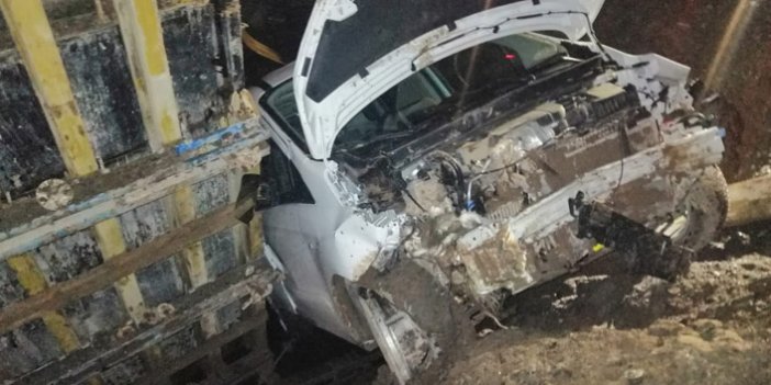 Artvin’de otomobil duvara çarptı: 2 yaralı