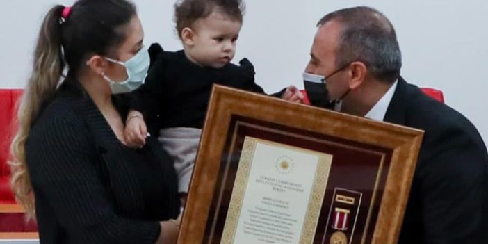1 yaşındaki Vedia şehit babasının madalyasını aldı