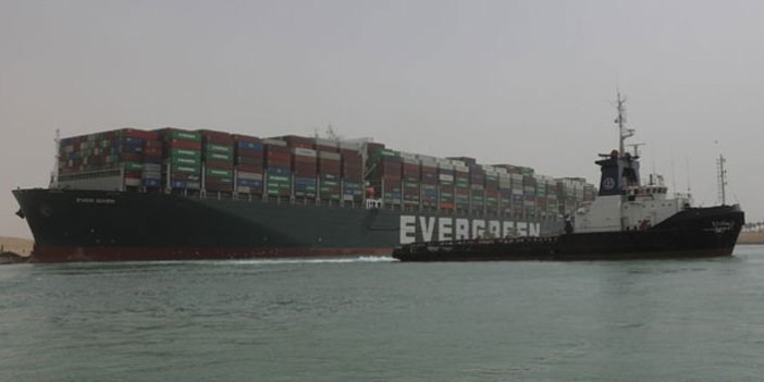 Süveyş Kanalı'nda sıkışan gemi hala kurtarılamadı
