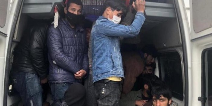 17 kişilik araçtan 40 göçmen çıktı