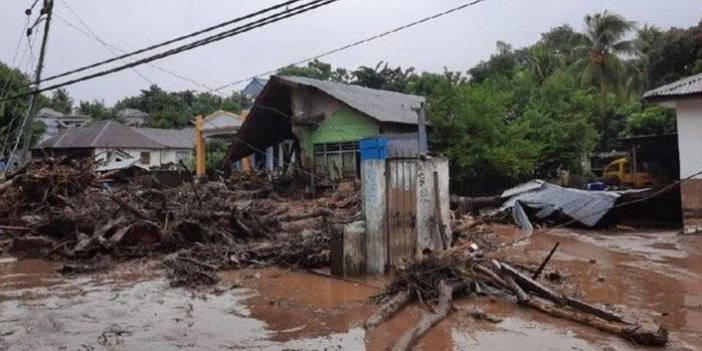 Endonezya'yı sel vurdu: 23 ölü, 9 yaralı