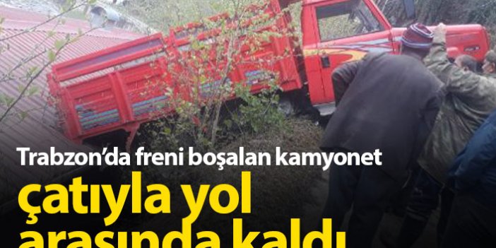 Trabzon'da freni boşalan kamyonet çatıyla yol arasında kaldı