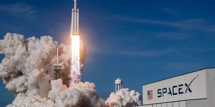 SpaceX 4 astronotu taşıyan Crew Dragon mekiğini uzaya yolladı