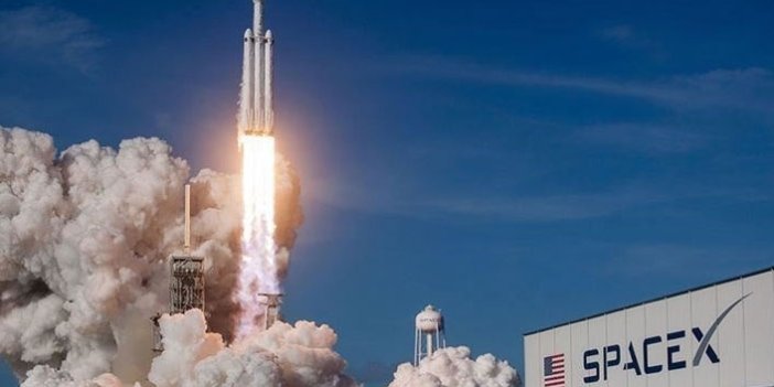SpaceX 4 astronotu taşıyan mekiğini fırlattı