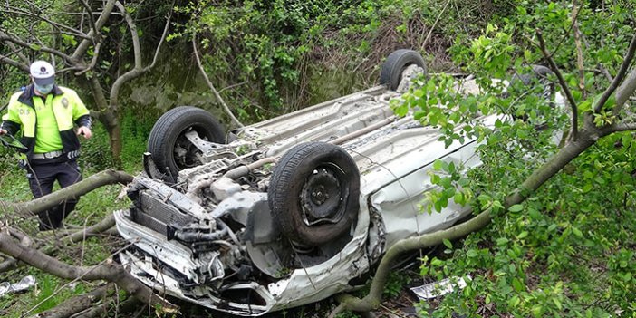 Şarampole yuvarlanan araçtaki aileyi ölümden incir ağacı kurtardı