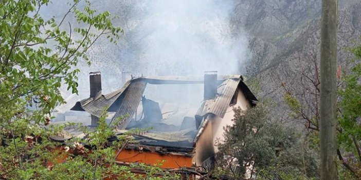 Artvin'de iki katlı ev yandı