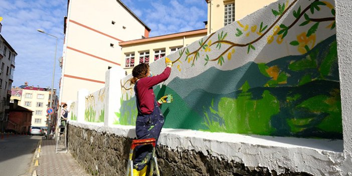 Yabancı öğrenciler Giresun'da duvarları renklendirdi