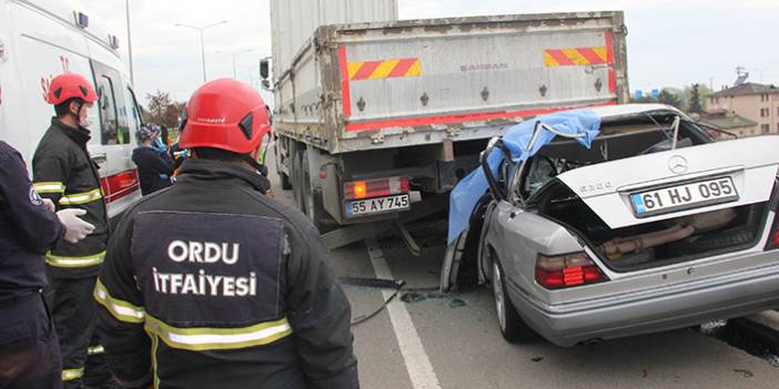 Trabzon plakalı otomobil park halindeki kamyona çarptı! 1 Ölü