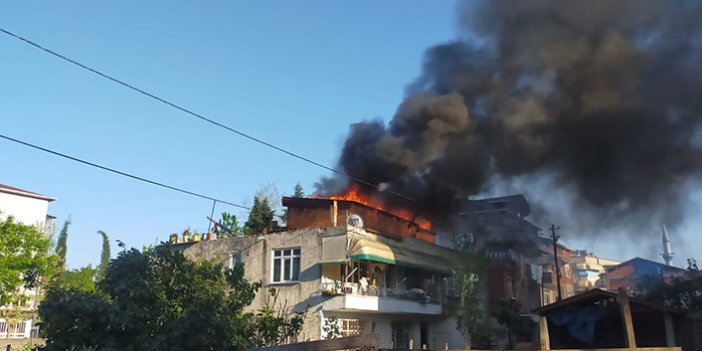 Samsun'da çıkan yangında evin çatısı küle döndü