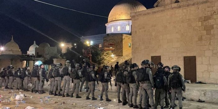 İsrail polisinden Mescid-i Aksa'da cemaate saldırı