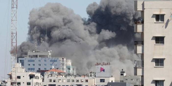 İsrail Gazze'de 12 katlı medya binasını vurdu