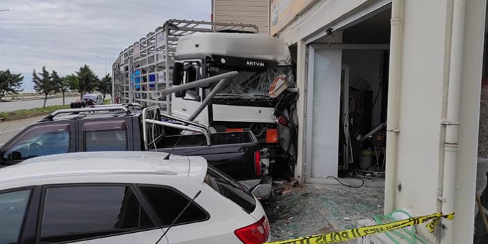 Tüp dolu kamyonet oto galeriye daldı, 7 araç zarar gördü