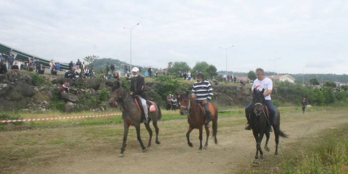 Türkiye'nin çeşitli illerinden gelen atlar Trabzon'da yarıştı