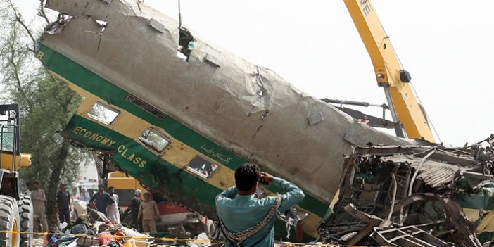 Pakistan'daki tren kazasında can kaybı atıyor