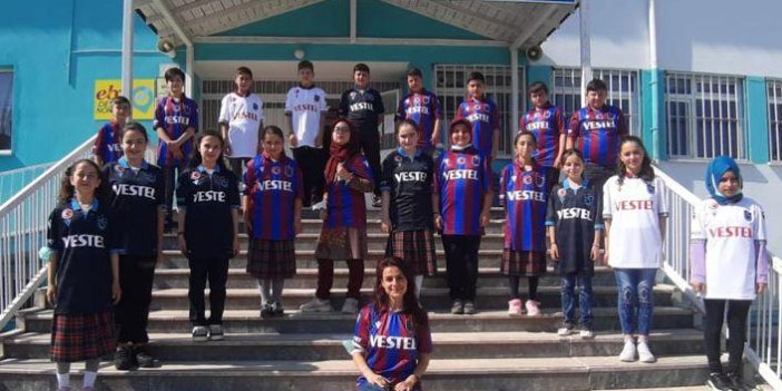 Öğretmenlerden öğrencilere Trabzonspor forması jesti