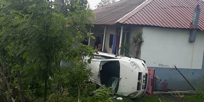 Çarpışan otomobiller evin bahçesine girdi: 3 yaralı