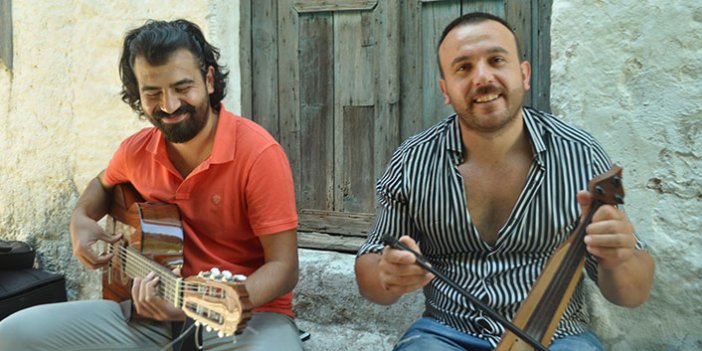 Ünlü şaire hayranlığı Trabzonlu kemençe ustasına şarkı yazdırdı