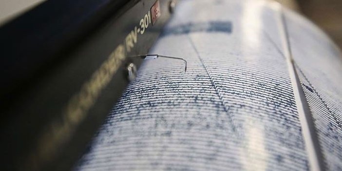 Ege 4 şiddetinde depremle sallandı
