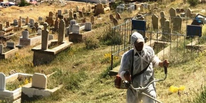 Bayburt'ta mezarlıklarda bayram hazırlığı
