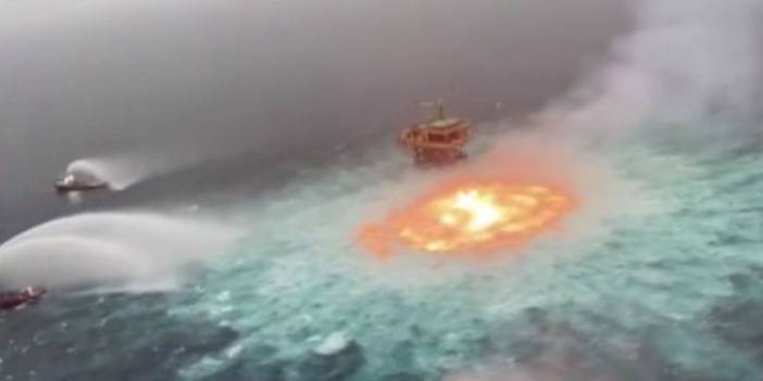 Okyanus üzerinde ateş gözü! Sualtı petrol boru hattında patlama