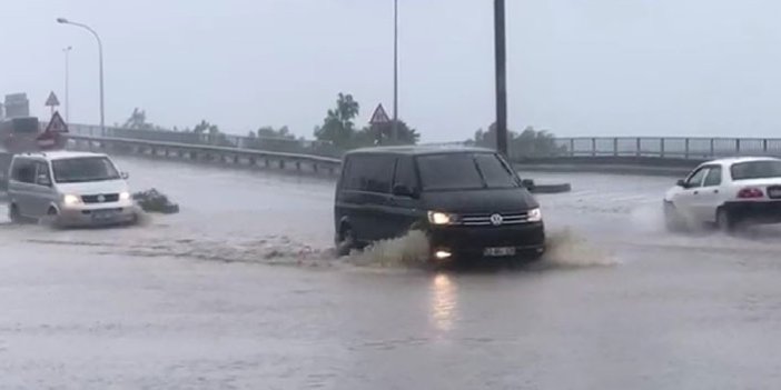 Rize'de yağış sonrası yollar göle döndü
