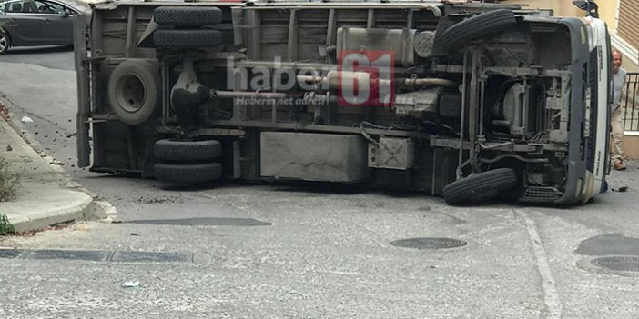 Trabzon’da kömür yüklü kamyon devrildi