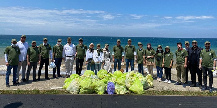 Trabzon sahilinde yüzlerce kilo atık topladılar