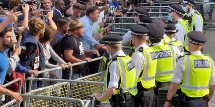 İngiltere'de polisten aşı karşıtlarının gösterisine müdahale