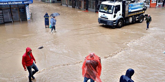 Şiddetli yağışların ardından sokaklar göle döndü