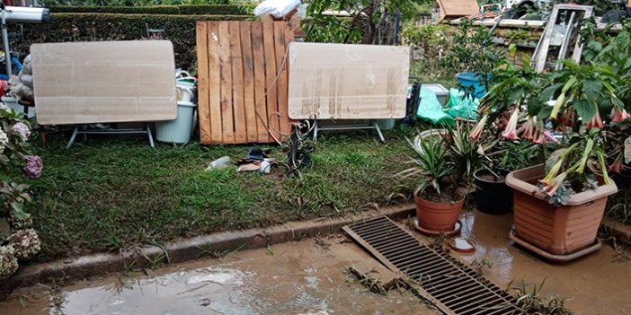 Sel sonrası evlerdeki sular tahliye ediliyor