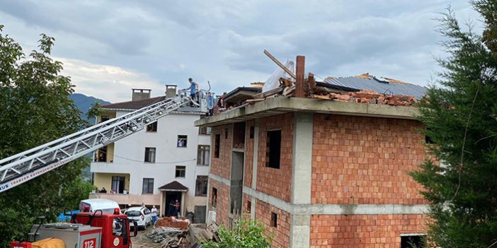 Trabzon'da evin çatısına yıldırım düştü! 2 işçi enkaz altında
