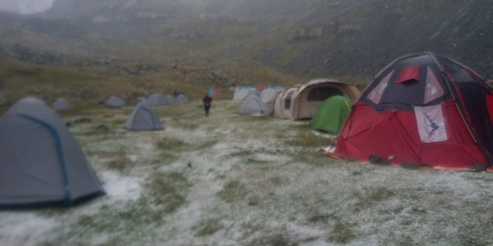 Yaylada kamp yapan dağcılara dolu sürprizi