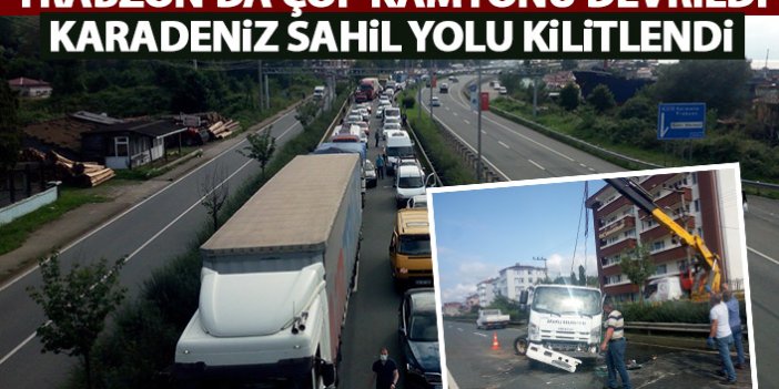 Trabzon'da çöp kamyonu devrildi! Karadeniz sahil yolu kilitlendi