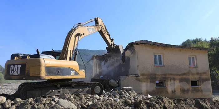 Sinop’ta selde hasar gören afet evlerinin yıkımı sürüyor