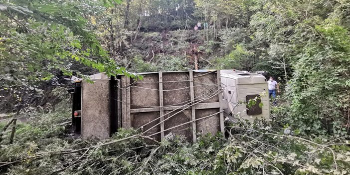 Trabzon'da çöp kamyonu devrildi: 3 yaralı