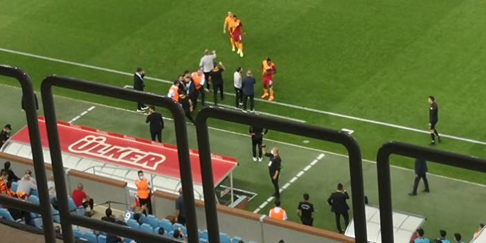 Trabzonspor Galatasaray maçında şok olay! Taraftar sahaya girdi