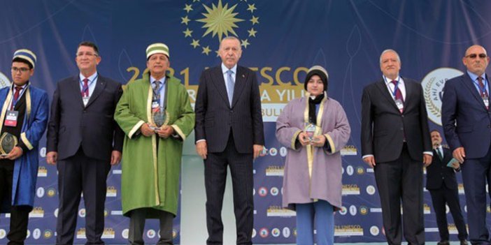 Trabzonlu Yaprak ödülünü Erdoğan'ın elinden aldı
