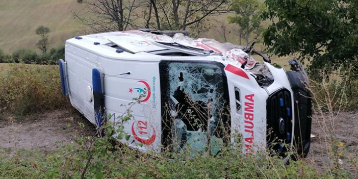Samsun'da ambulans ile otomobil çarpıştı: 5 yaralı