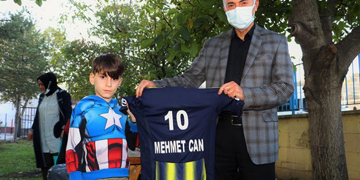 Trabzonsporlu Belediye başkanından Fenerbahçe forması hediyesi