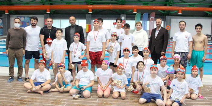 Genç çevreciler Karadeniz için havuzda yüzdü